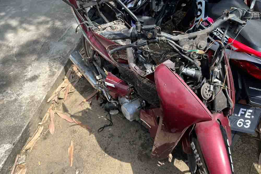 Keadaan motosikal mangsa selepas terlibat kemalangan. - Foto ihsan polis
