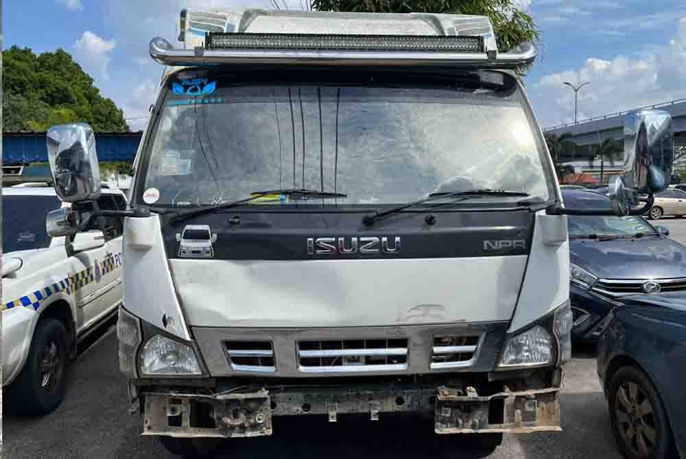 Lori yang dipandu merempuh mangsa hingga maut. - Foto ihsan polis