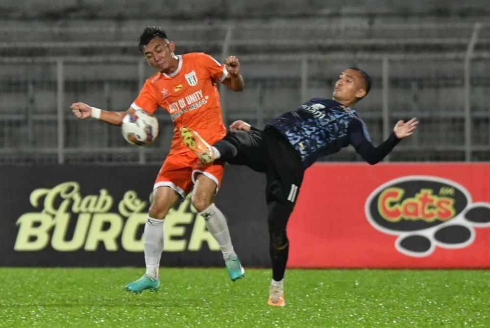Antara aksi menarik perlawanan Kuching City menentang Kuala Lumpur City di Stadium Negeri pada Ahad. - Foto MFL