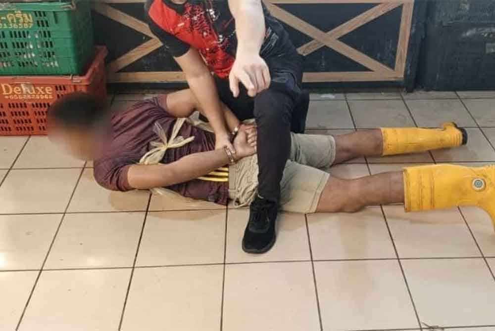 Serbuan kira-kira 11.30 pagi itu, dilakukan hasil risikan selama seminggu, susulan aduan awam diterima memaklumkan kewujudan warga asing di premis berkenaan. - - Foto FB Jabatan Imigresen Malaysia