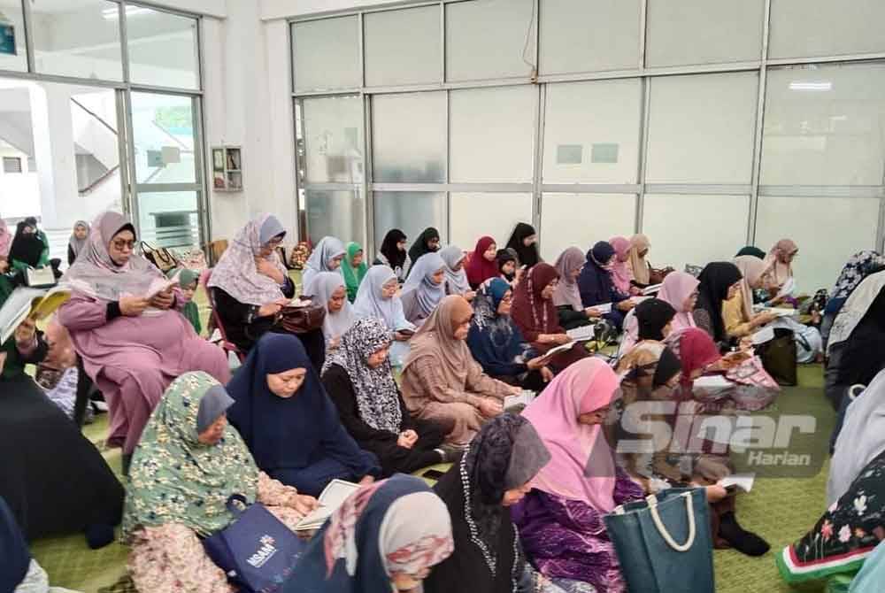 Majlis bacaan Yasin dianjurkan pelajar kelas talaqi Muslimat di Masjid Al Muktadim Damansara Damai.