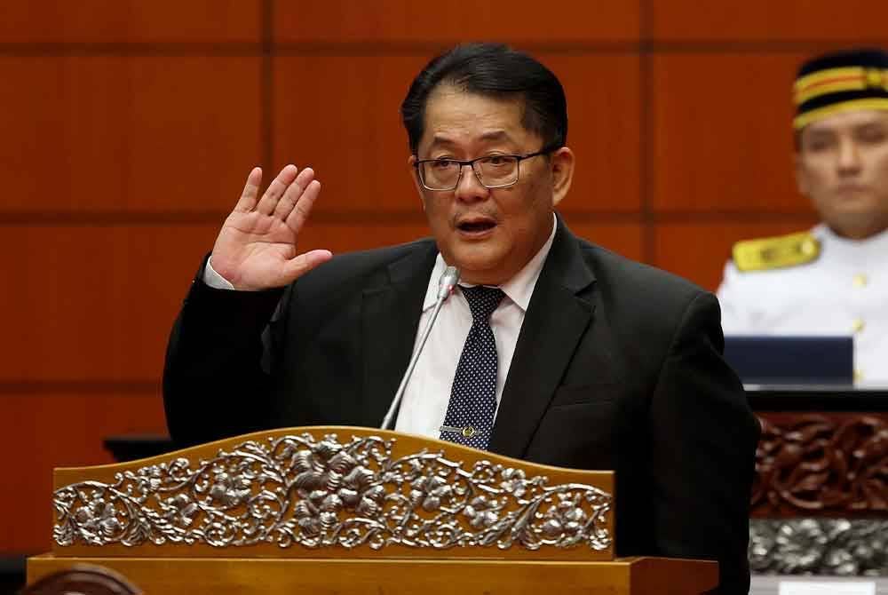 Michael Mujah Lihan mengangkat sumpah jawatan sebagai Ahli Dewan Negara di Bangunan Parlimen pada Isnin. - Foto Bernama