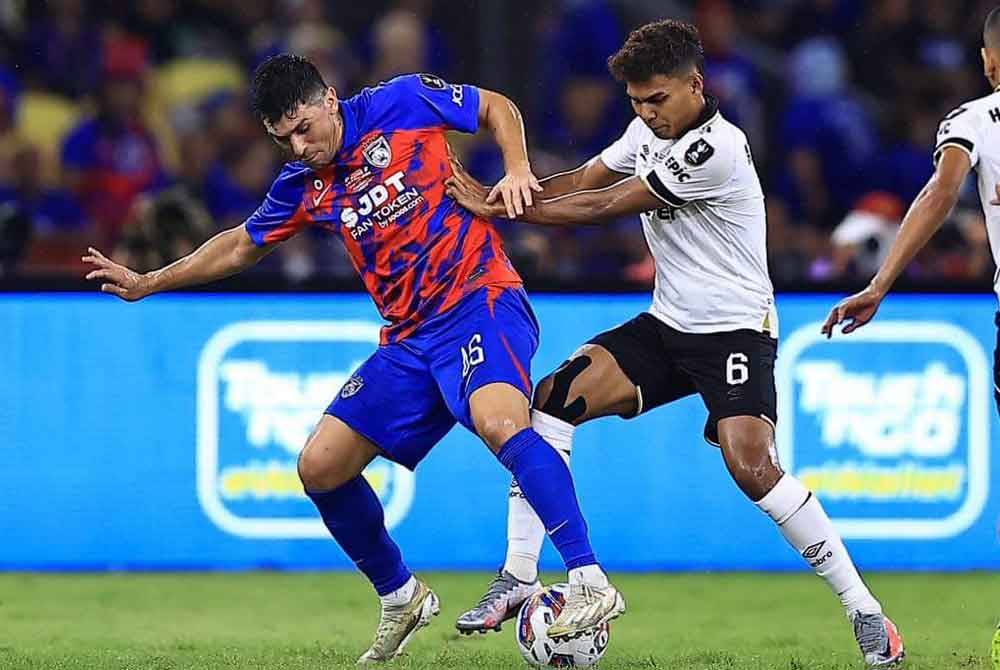 Antara aksi pasukan JDT dan TFC pada final Piala Malaysia Jumaat lalu. - Foto Johor Southern Tigers