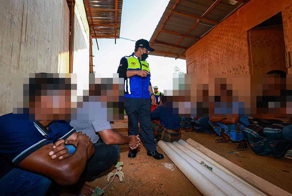 Kamal memeriksa kumpulan warga asing yang dikumpul pada Op Penguatkuasaan Perburuhan Bersepadu di Laluan Meru Indah pada Isnin.