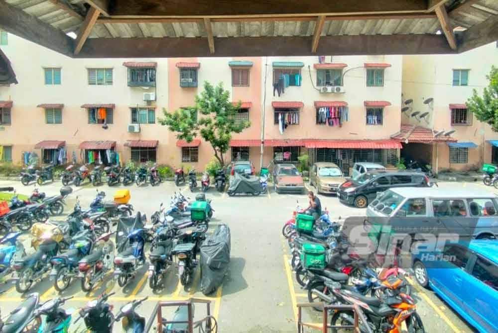 Sebelum ini ada penghuni mengambil inisiatif memasang sendiri kemudahan CCTV bagi mengawasi motosikalnya di Blok R, namun rosak lebih sebulan lalu.