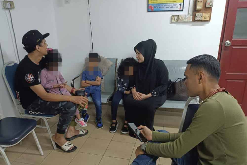 Wani (kanan) dan Muhammad Hilmi (kiri) bersyukur apabila menemukan Nur Zara Mikayladengan selamat selepas hilang hampir dua jam di bazar karat di bandar raya Johor Bahru pada malam Ahad.