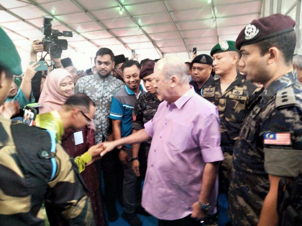 Sultan Ibrahim berangkat tiba di majlis berkenaan pada jam 3.30 petang dan beramah mesra hampir sejam dengan rakyat sebelum dipersembahkan dengan pelbagai persembahan kebudayaan.