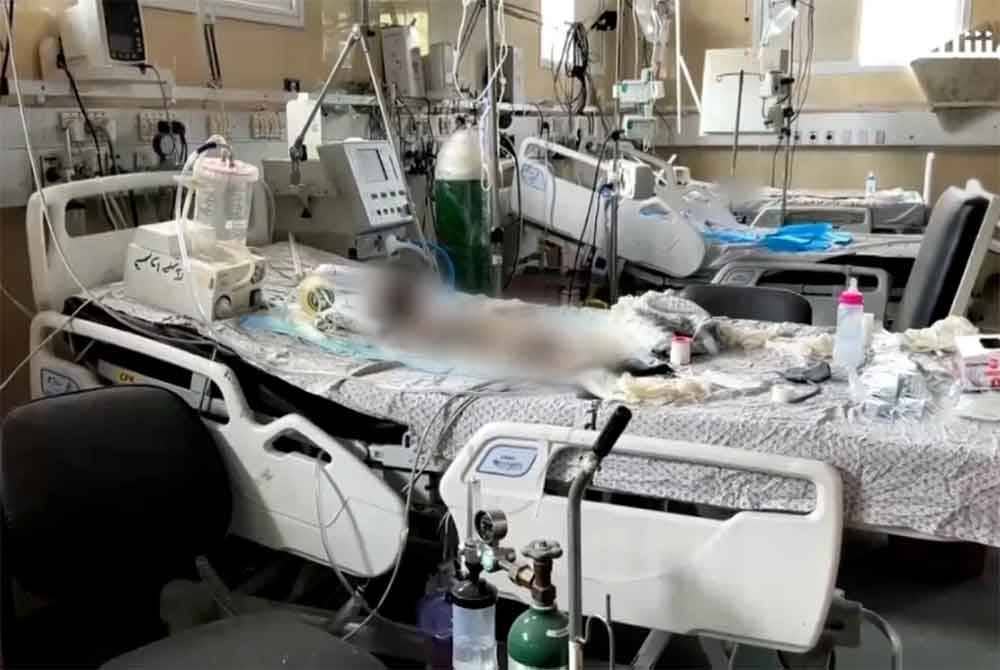 Menerusi video dirakam wartawan rangkaian berita al Mashhad, salah satu mayat itu turut dihurung lalat dan ulat. - Foto: Agensi