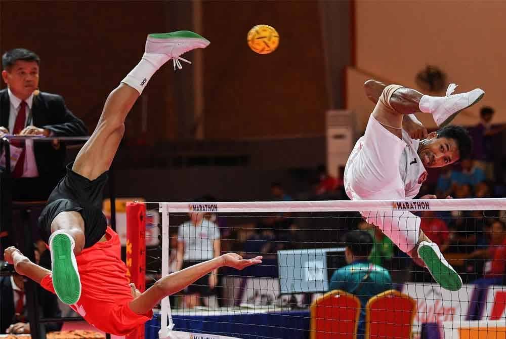 IMBAS KEMBALI....Aksi pemain Indonesia Diky Apriyadi (kanan) melompat untuk mendapatkan bola semasa perlawanan sepak takraw menentang Myanmar pada SEA Kemboja 2023 di Phnom Penh. FOTO: AFP