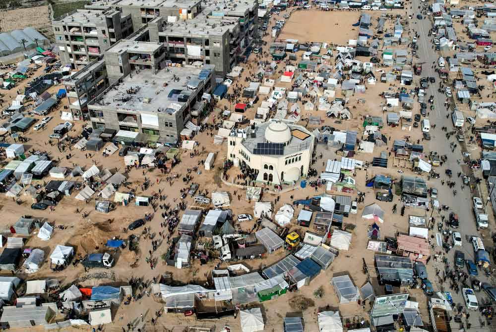 Kawasan terbuka menjadi tempat perlindungan penduduk Palestin yang melarikan diri ke kawasan lebih kecil di bahagian paling selatan.