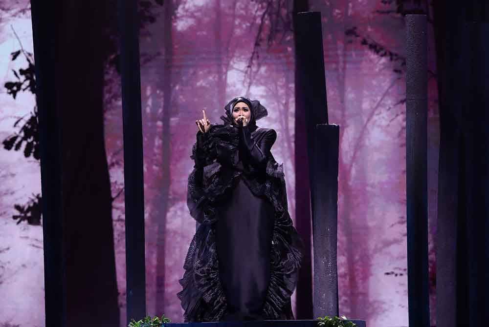 Nana menyampaikan lagu Kisah Hati, nyanyian asal Alyah pada segmen persembahan solo dalam konsert akhir All Star Gegar Vaganza. - Foto Azrul Rafie