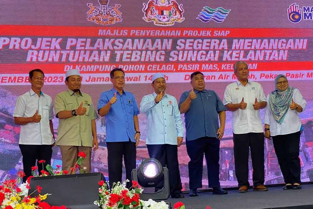 Sebahagian daripada kepimpinan negeri dan Pusat yang hadir pada pada Majlis Penyerahan Projek Pelaksanaan Segera Menangani Runtuhan Tebing Sungai Kelantan pada Selasa.