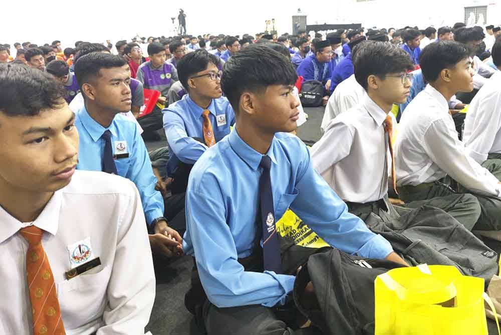 Sebahagian pelajar lelaki mengikuti program berkenaan.