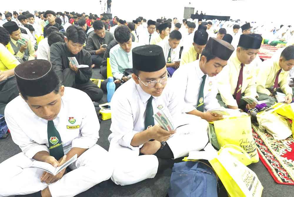 Sebahagian pelajar mengikuti zikir munajat dan bacaan mathurat pada program berkenaan.