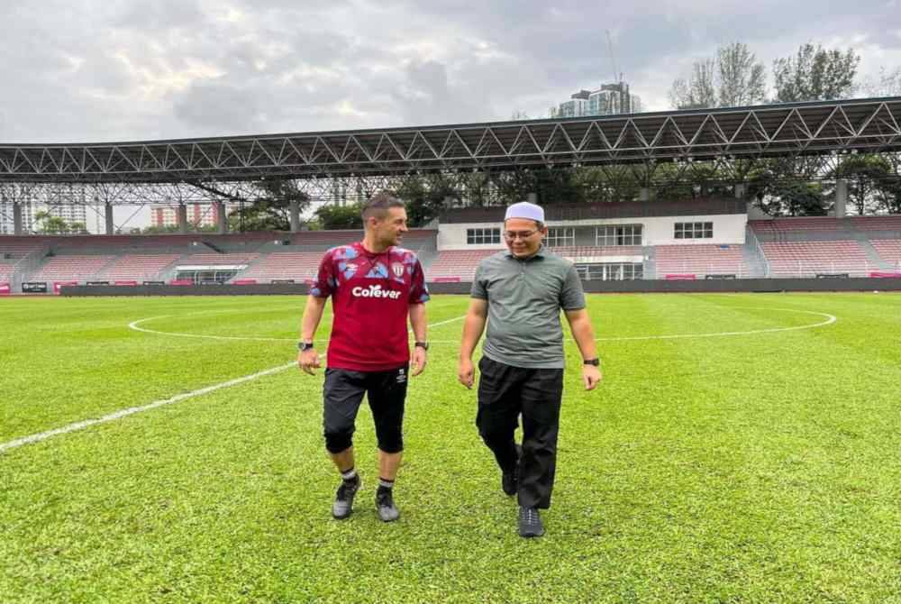Hishamuddin (kanan) bersama Steinbruckner. - Foto Hishamuddin Abdul Karim