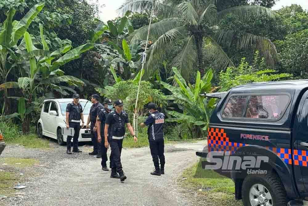 Anggota Unit Forensik PDRM menjalankan siasatan di lokasi Zayn Rayyan ditemui.