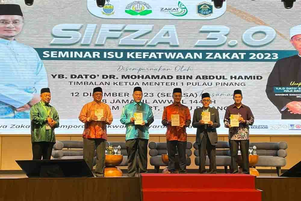 Mohamad (tiga dari kanan) merasmikan Seminar Isu Kefatwaan Zakat 2023 (SIFZA 3.0) dan meluncurkan Buku Isu Zakat Kontemporari di Bertam, Kepala Batas.