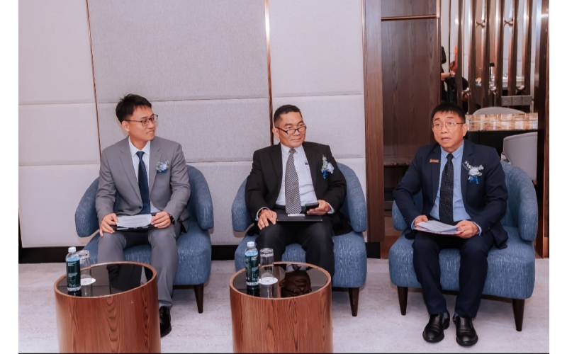 Dari kiri: Eric Xu, Mohamad Norjayadi Tamam dan Wel Kam ketika sidang akhbar selepas majlis pelancaran Transforming Through Agile Digitalisation-The Jodoo Way, baru-baru ini.