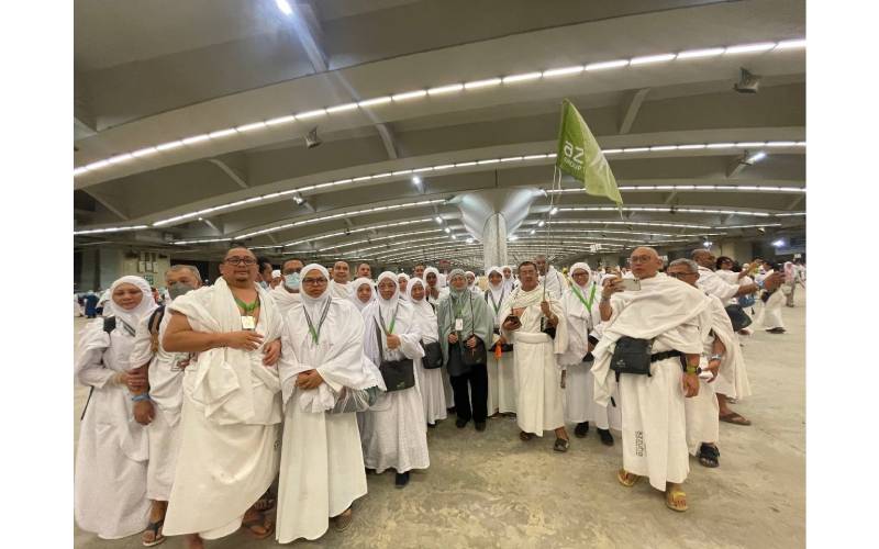Jemaah haji bergambar kenangan sebelum melontar Jamrah Aqabah.