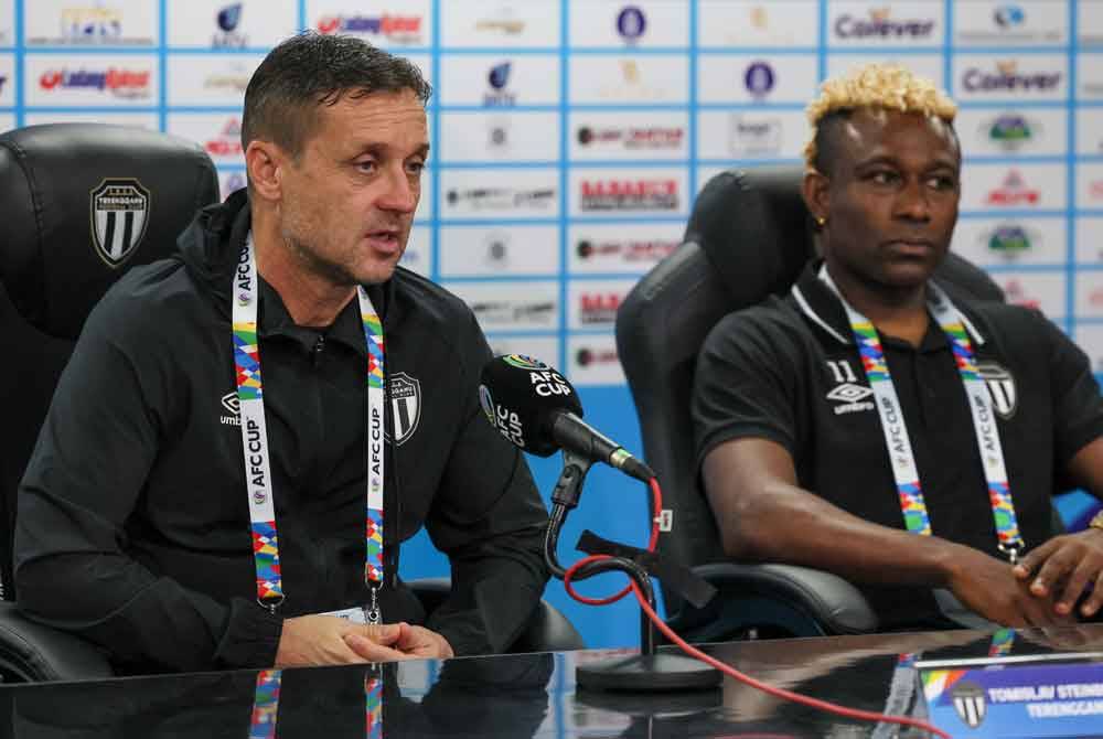 Steinbruckner (kiri) dan pemainnya, Sony Norde semasa sidang media menjelang perlawanan aksi terakhir kumpulan G Piala Konfederasi Bola Sepak Asia (AFC) 2023 bertemu Bali United di Stadium Sultan Mizan Zainal Abidin Gong Badak, pada Selasa. - Foto Bernama