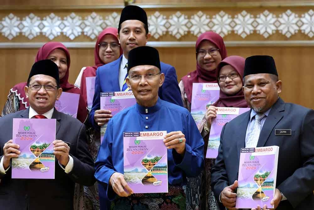 Mohd Shukri (depan tengah) menunjukkan buku Belanjawan 2024 Perlis pada persidangan Dewan Undangan Negeri (DUN) hari ini. - Foto: Bernama