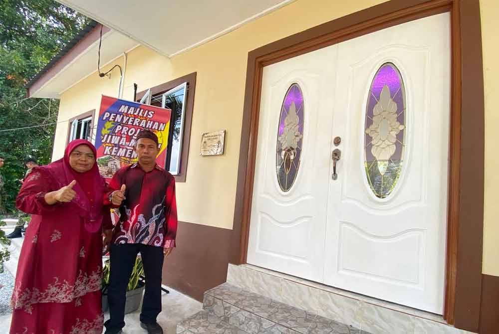 Fauzi dan Siti Fatimah tidak dapat menahan sebak apabila impian mereka untuk memiliki rumah sendiri menjadi kenyataan selepas menunggu selama 32 tahun.