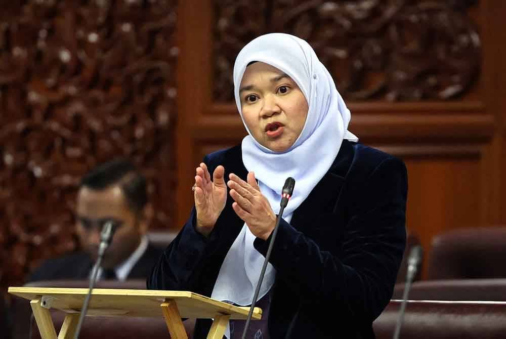 Fadhlina Sidek ketika Persidangan Dewan Negara di Bangunan Parlimen hari ini. - Foto: Bernama
