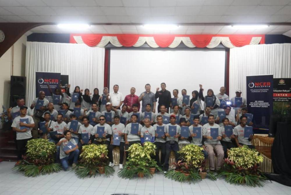 Rafizi bergambar bersama peserta-peserta program pada Majlis Pelancaran IPR-Intan@NCER di Hospital Bahagian Ulu Kinta di Ipoh.