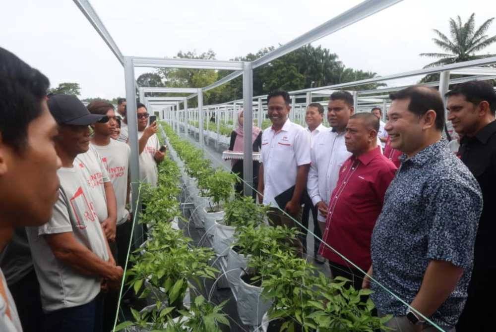 Rafizi (kanan) dan Saarani (dua dari kanan) melawat tapak projek IPR Intan@NCER di Hospital Bahagia Ulu Kinta di Ipoh.