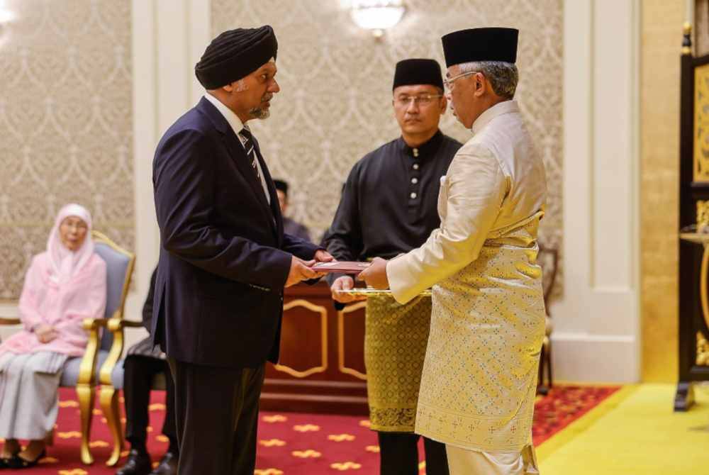 Al-Sultan Abdullah berkenan mengurniakan surat cara pelantikan jawatan sebagai Menteri Digital kepada Gobind Singh Deo pada Istiadat Pengurniaan Surat Cara Pelantikan dan Istiadat Mengangkat Sumpah Jawatan dan Setia serta Sumpah Simpan Rahsia oleh Menteri Persekutuan di Istana Negara hari ini. - Foto Bernama