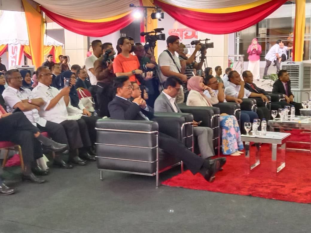 Amirudin (duduk; tengah) dan Fadhlina (tiga kiri) ketika mengikuti pembentangan visual pada majlis berkenaan.