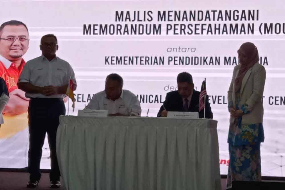 Nazri (dua kiri) mewakili STDC manakala BPLTV diwakili oleh pengarahnya, Ts Zulkernai Fauzi (dua kanan) dan MoU dua pihak terbabit disaksikan bersama Amirudin dan Fadhlina.