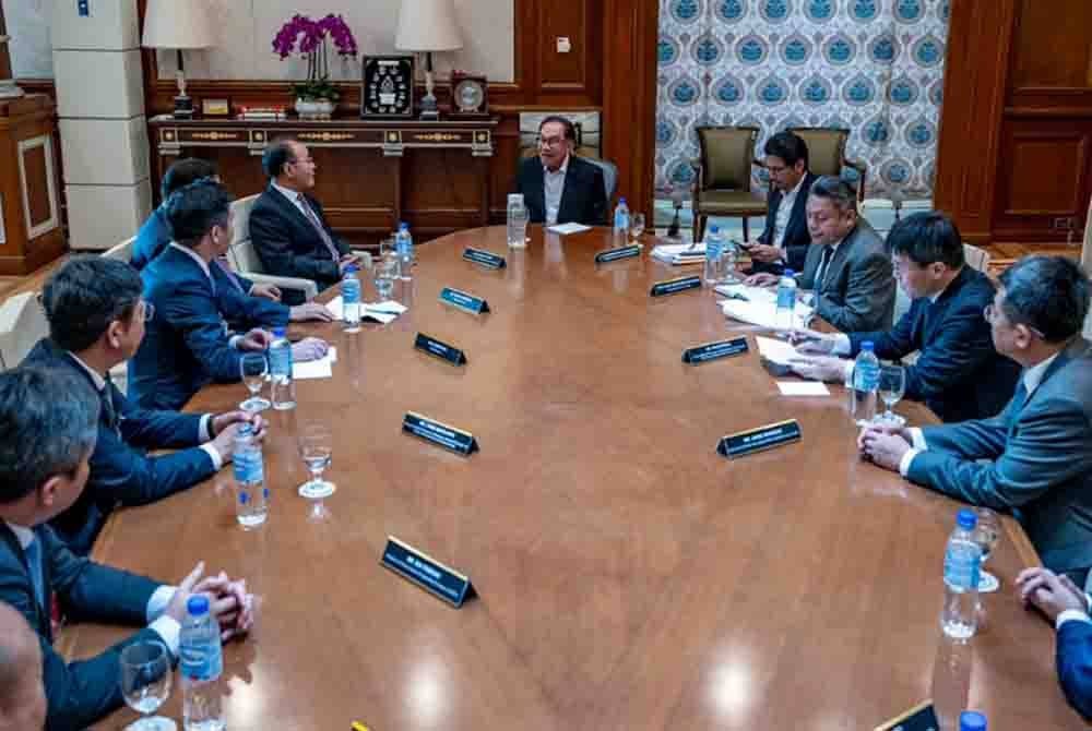 Anwar (tengah) semasa pertemuan bersama Yujing serta delegasi dari CCCC diketuai pengerusinya, Wang Tongzhou pagi tadi. - Foto Facebook Anwar Ibrahim