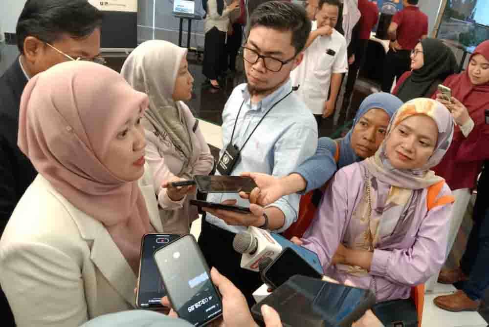 Fadhlina (kiri) ditemui pada majlis menandatangani Memorandum Persefahaman (MoU) antara Pusat Pembangunan Kemahiran Teknikal Negeri Selangor (STDC) dan KPM di STDC Kampus Shah Alam di Seksyen 7 di sini.