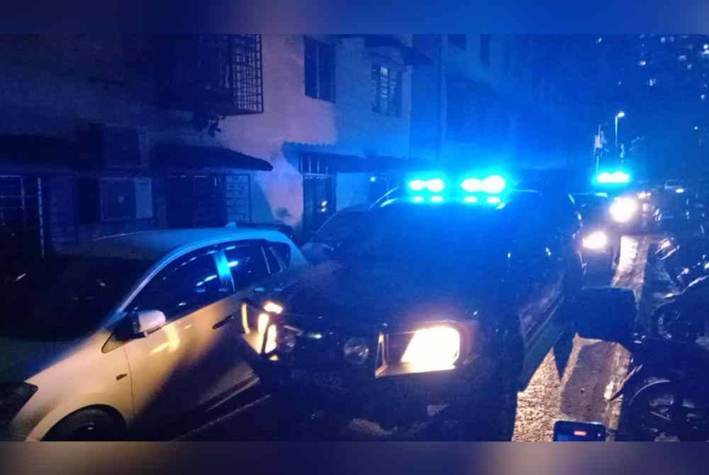 Anggota Unit Forensik tiba Apartment Idaman, Damansara Damai dekat sini pada Selasa.