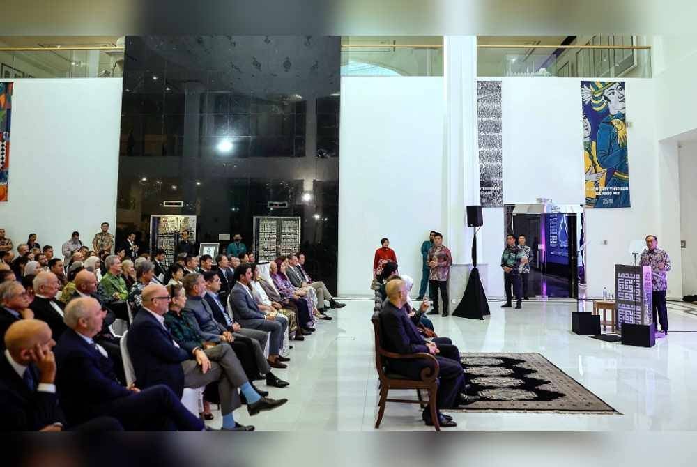 Anwar ketika berucap pada Sambutan Ulang Tahun ke-25 Muzium Kesenian Islam Malaysia (MKIM) dan Pameran 'Perjalanan Menelusuri Seni Islam' dan 'Alif Lam Ra: Kaligrafi Kontemporari Muslim di Muzium MKIM malam ini. - Foto Bernama
