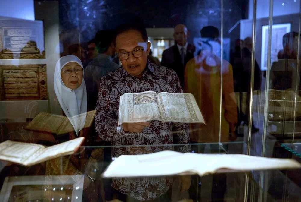 Anwar bersama isteri Dr Wan Azizah melawat ruang pameran pada Sambutan Ulang Tahun ke-25 MKIM dan Pameran 'Perjalanan Menelusuri Seni Islam' dan 'Alif Lam Ra: Kaligrafi Kontemporari Muslim di Muzium MKIM malam ini. - Foto Bernama