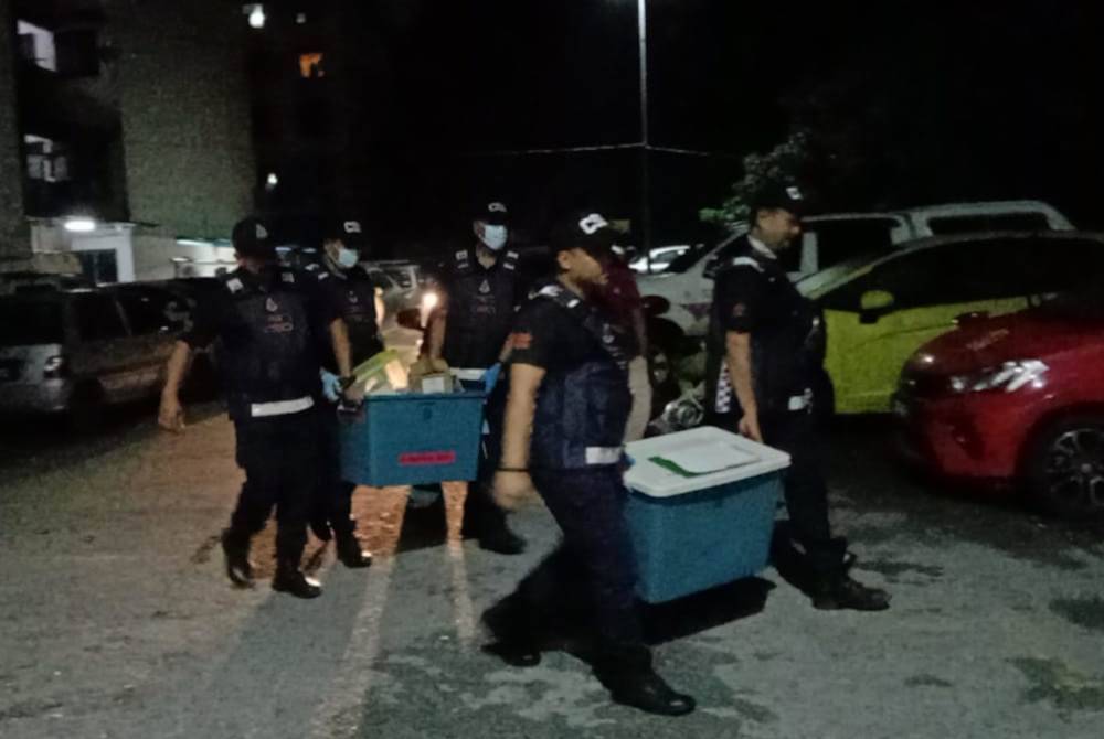 Beberapa anggota polis dilihat keluar dari kawasan Blok R, Apartment Idaman, Damansara Damai dekat sini pada Selasa.