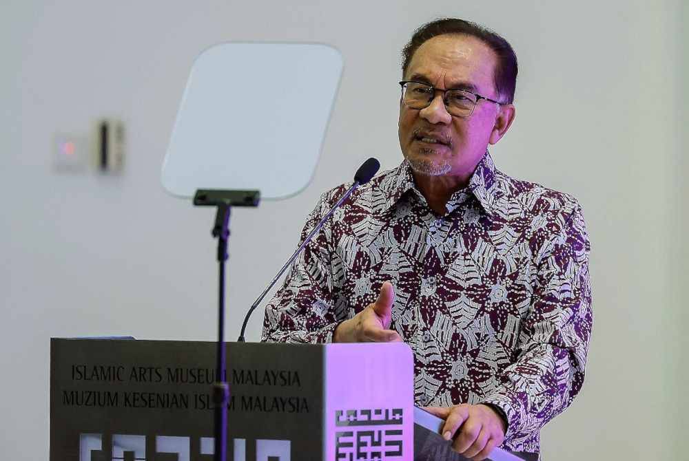 Anwar ketika berucap pada Sambutan Ulang Tahun ke-25 MKIM dan Pameran 'Perjalanan Menelusuri Seni Islam' dan 'Alif Lam Ra: Kaligrafi Kontemporari Muslim di Muzium MKIM malam ini. - Foto Bernama