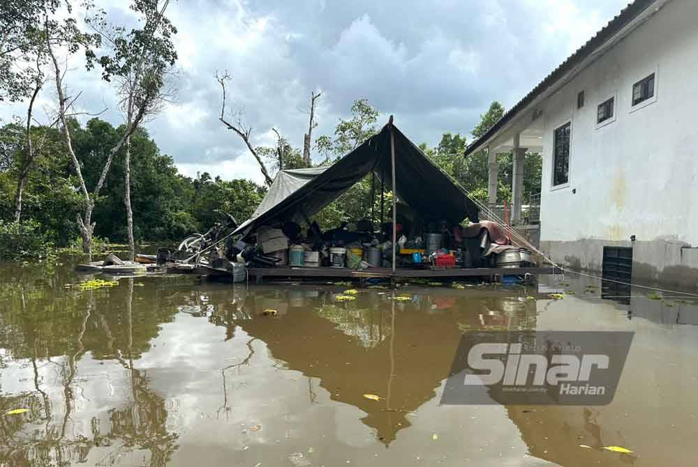 Idea rakit menyelamatkan barangan daripada kerugian akibat banjir. - Foto: Sinar Harian