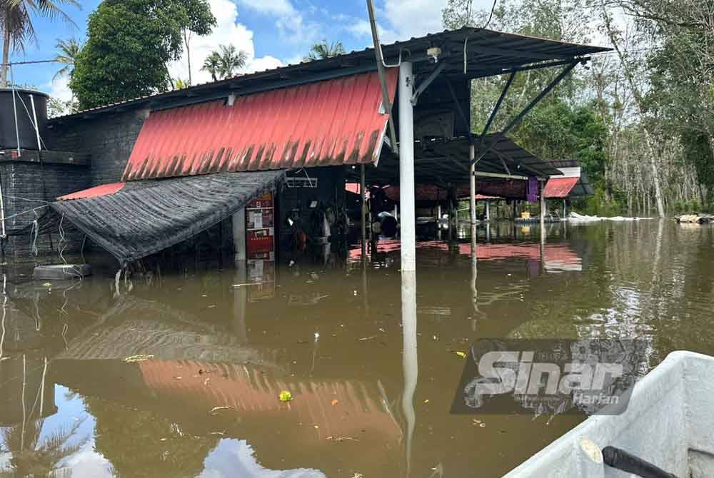 Bengkel kereta yang ditenggelami banjir. - Foto: Sinar Harian
