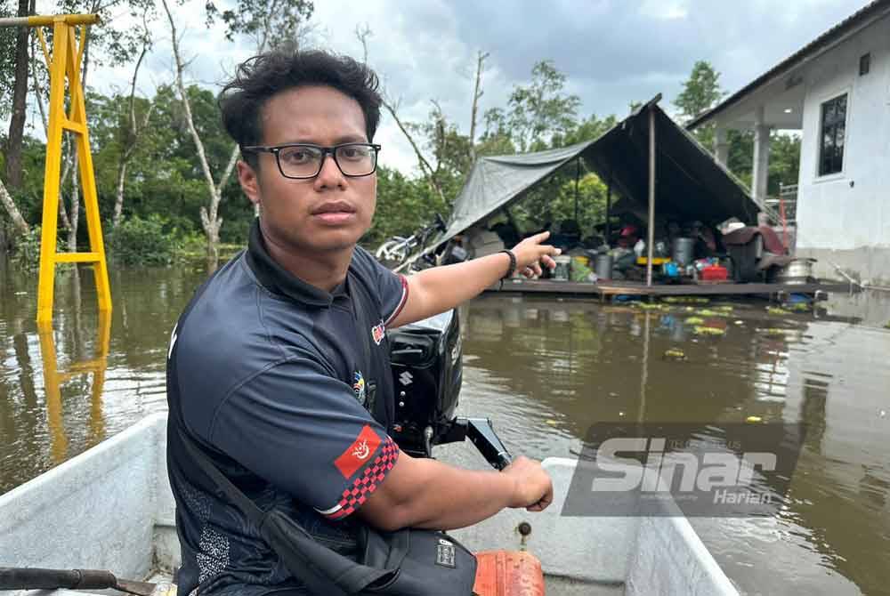 Anak saudara Saddam, Muhammad Syahfiq Mohamad Zulkepli menunjukkan rakit yang terapung dalam banjir di Kampung Padang Licin minggu lalu. - Foto: Sinar Harian