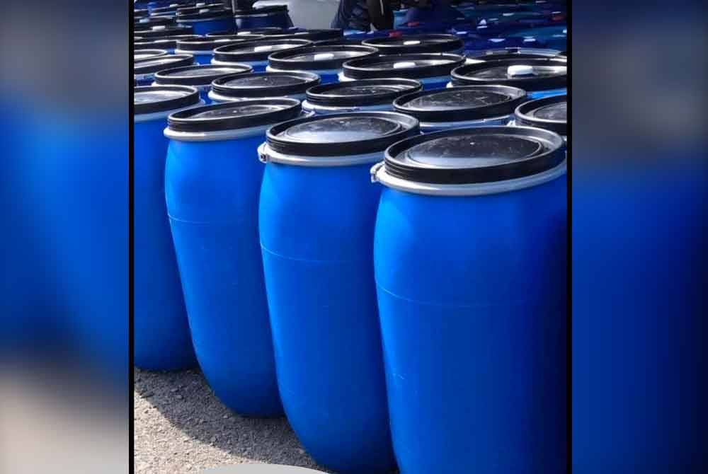 Tong plastik yang digunakan untuk membina rakit- gambar sekadar hiasan / media sosial.