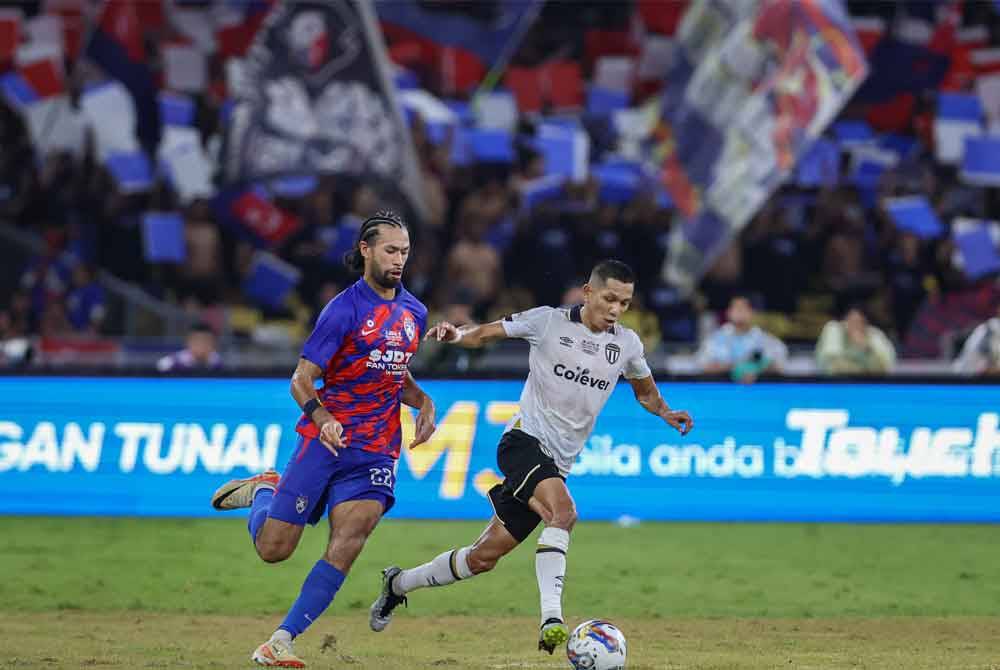 Aksi pemain TFC. Nor Hakim Hassan melarikan bola dari pemain JDT La’vere Corbin Ong pada perlawanan akhir Piala Malaysia 2023 di antara JDT dan TFC di Stadium Nasional Bukit Jalil pada Jumaat.