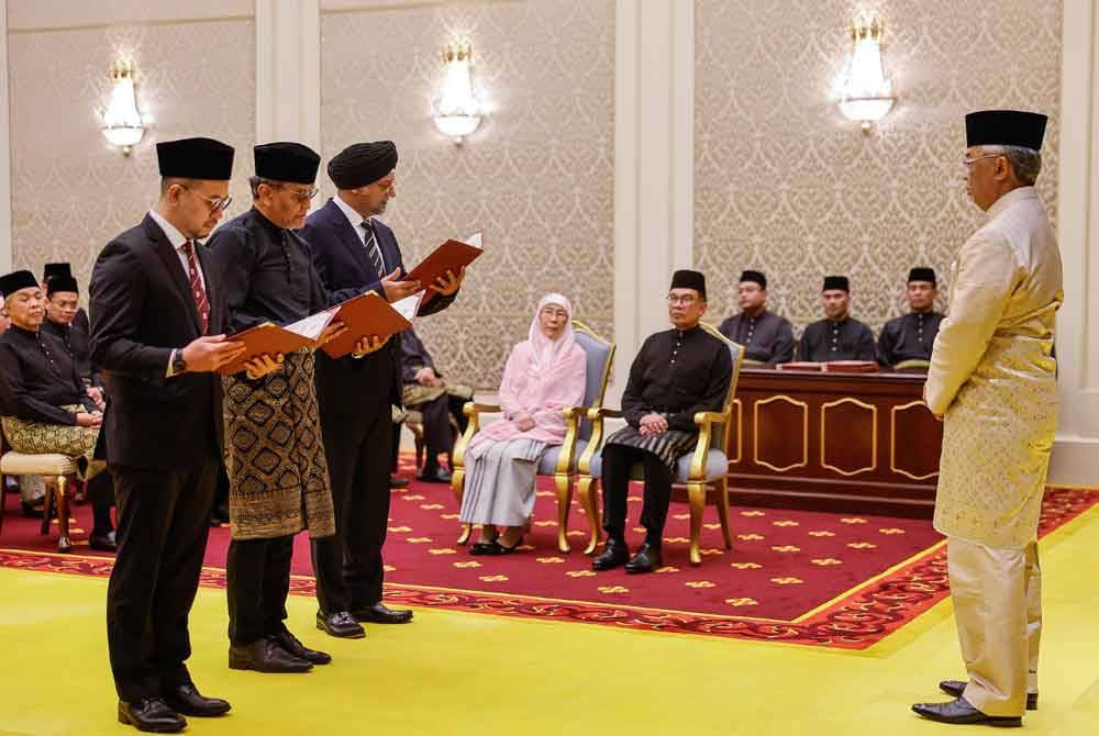 Al-Sultan Abdullah berkenan menyaksikan barisan Menteri baharu (dari kiri) Menteri Sumber Manusia Steven Sim Chee Keong, Menteri Kesihatan Datuk Seri Dr Dzulkefly Ahmad dan Menteri Digital Gobind Singh Deo mengangkat sumpah jawatan pada Istiadat Pengurniaan Surat Cara Pelantikan dan Istiadat Mengangkat Sumpah Jawatan dan Setia serta Sumpah Simpan Rahsia oleh Menteri Persekutuan di Istana Negara pada Selasa. - Foto Bernama