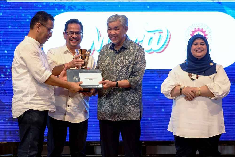 Ahmad Zahid (dua dari kanan) menyampaikan sijil dan anugerah kepada yang terlibat menjayakan Karnival Usahawan Desa (KUD) di Putrajaya baru-baru ini ketika hadir ke Majlis Apresiasi Karnival Usahawan Desa (KUD) di Bangi malam ini. - Foto: Bernama