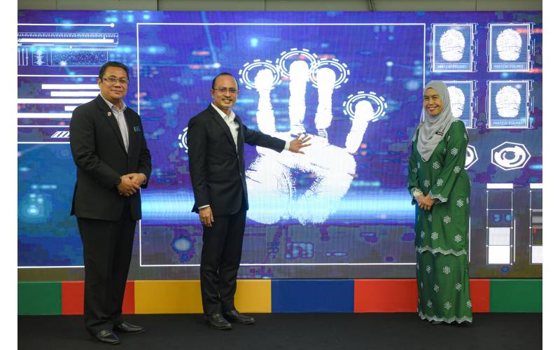 Ahmad Dasuki meletakkan tangan pada skrin paparan sebagai simbolik pelancaran Kempen Jom Bayar PTPTN sempena Hari Mesra Pelanggan PTPTN di Menara PTPTN pada Selasa.