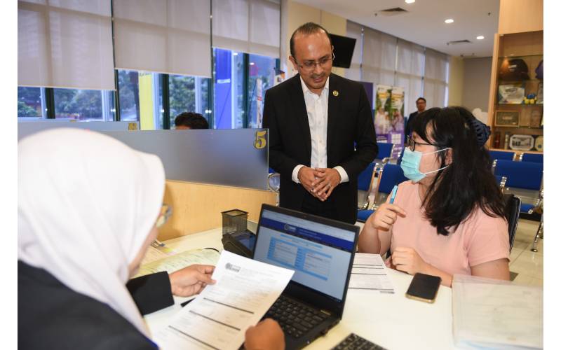 Ketua Eksekutif PTPTN, Ahmad Dasuki Abdul Majid meninjau proses perkhidmatan bersama pelanggan di kaunter PTPTN, Menara PTPTN, Kuala Lumpur. 