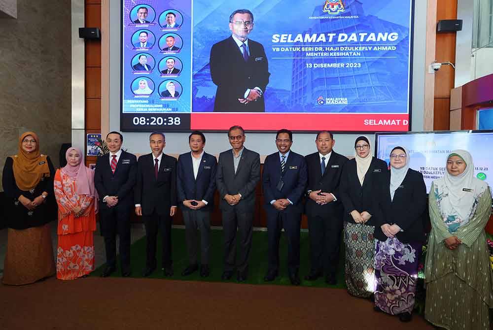 Dzulkefly (tengah) bergambar kenangan bersama pegawai tertinggi Kementerian Kesihatan selepas hadir bagi memulakan tugas secara rasmi di kementerian itu hari ini. - Foto Bernama