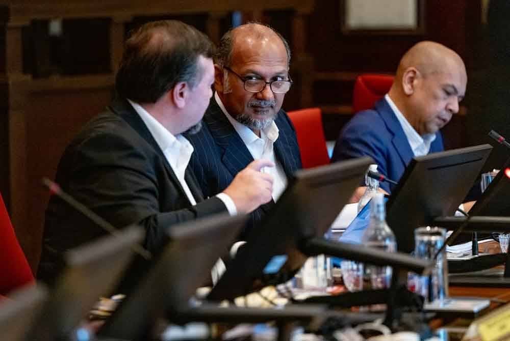 Dua menteri baharu dari kiri, Amir Hamzah dan Gobind di samping Armizan yang kini menerajui Kementerian Perdagangan Dalam Negeri dan Kos Sara Hidup.